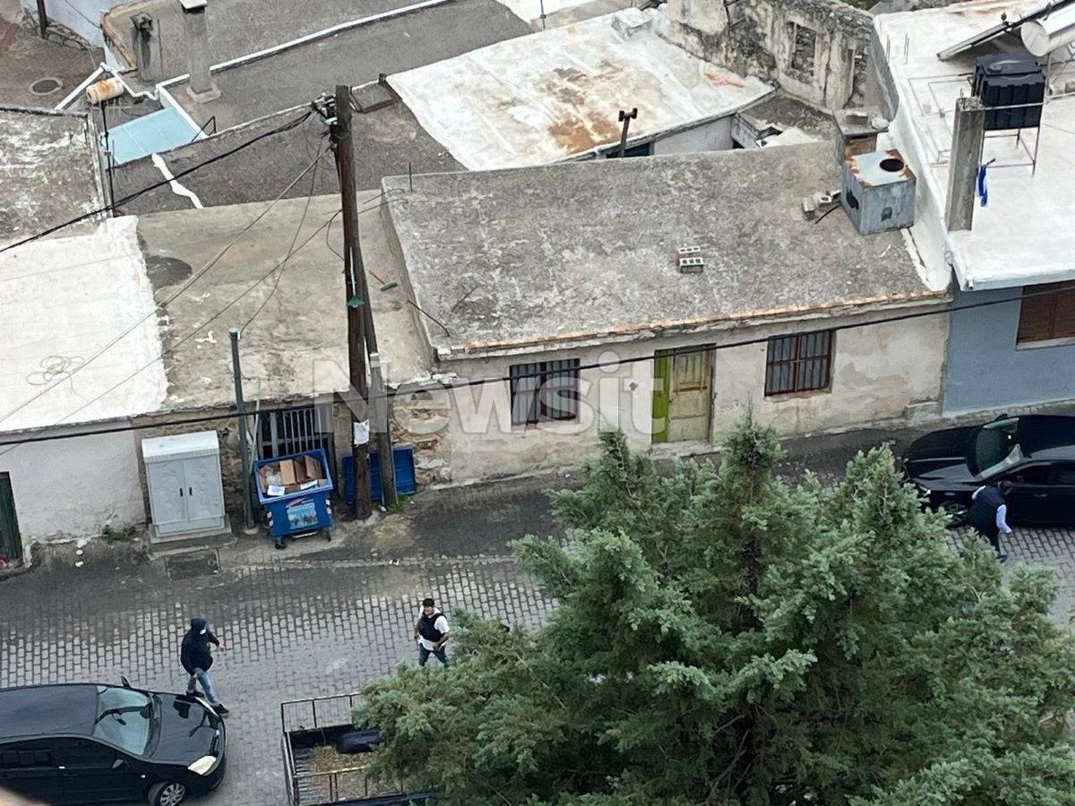 Αστυνομικοί στο χωριό Βορίζια Ηρακλείου μετά το μακελειό