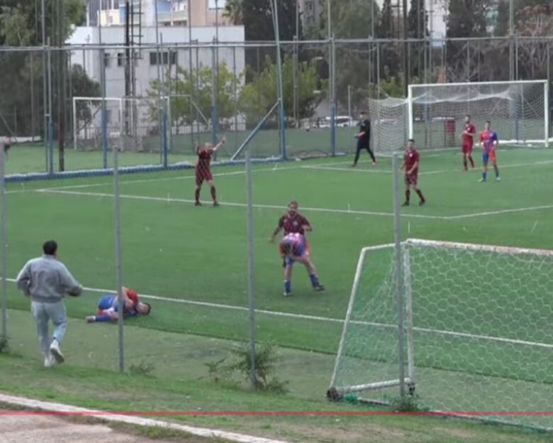 Ξύλο σε αγώνα τοπικού με ποδοσφαιριστή να κλωτσά και να ρίχνει μπουνιά σε αντίπαλό του