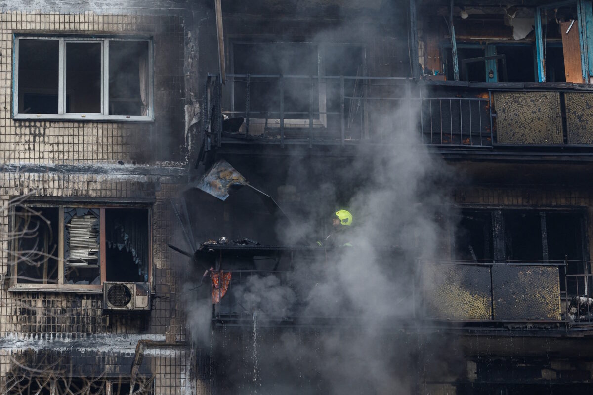 Πολυκατοικία στο Κίεβο μετά την ρωσική επίθεση