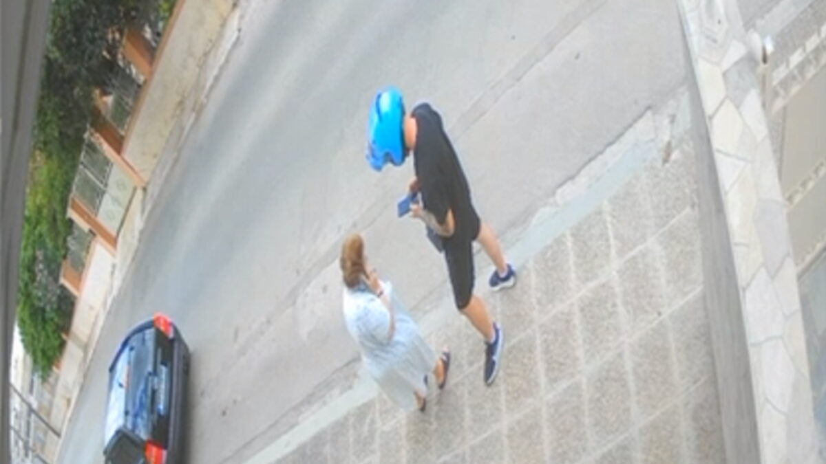 Η στιγμή που μέλος του κυκλώματος συναντά μια ηλικιωμένη