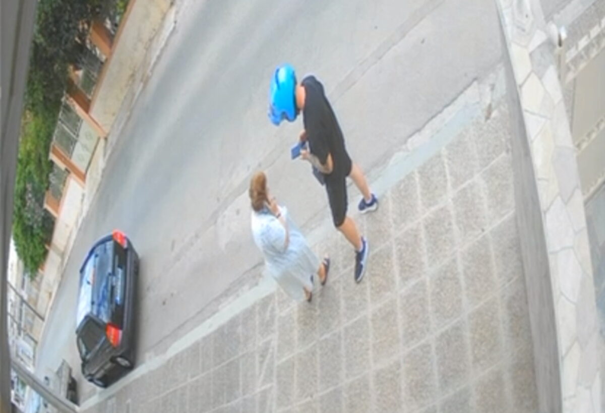 Η στιγμή που μέλος του κυκλώματος συναντά μια ηλικιωμένη