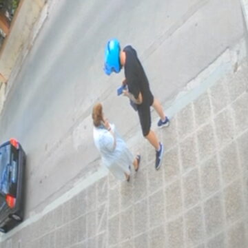 Η στιγμή που μέλος του κυκλώματος συναντά μια ηλικιωμένη