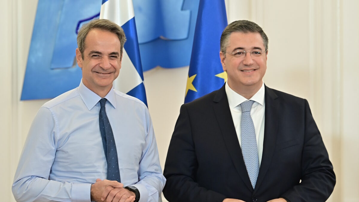 Συνάντηση του πρωθυπουργού Κυριάκου Μητσοτάκη με τον Ευρωπαίο Επίτροπο Βιώσιμων Μεταφορών και Τουρισμού, Απόστολο Τζιτζικώστα, στο Μαξίμου