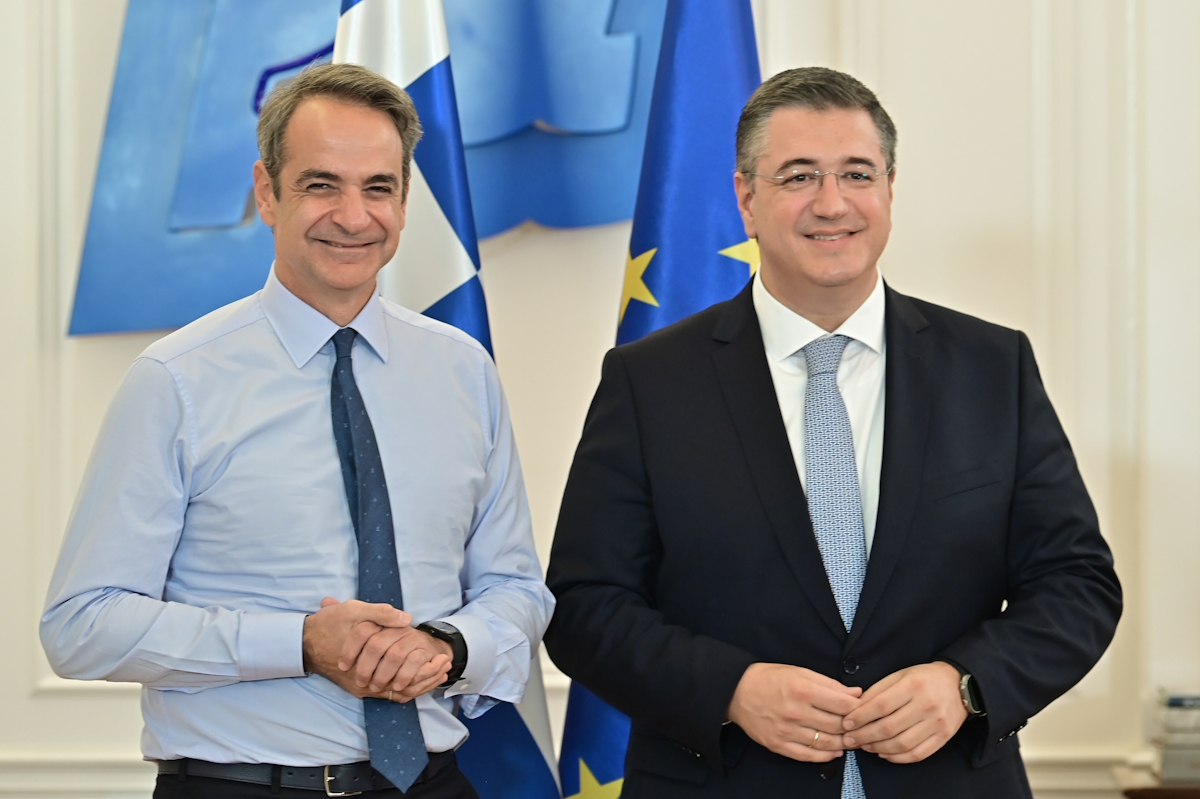 Συνάντηση του πρωθυπουργού Κυριάκου Μητσοτάκη με τον Ευρωπαίο Επίτροπο Βιώσιμων Μεταφορών και Τουρισμού, Απόστολο Τζιτζικώστα, στο Μαξίμου