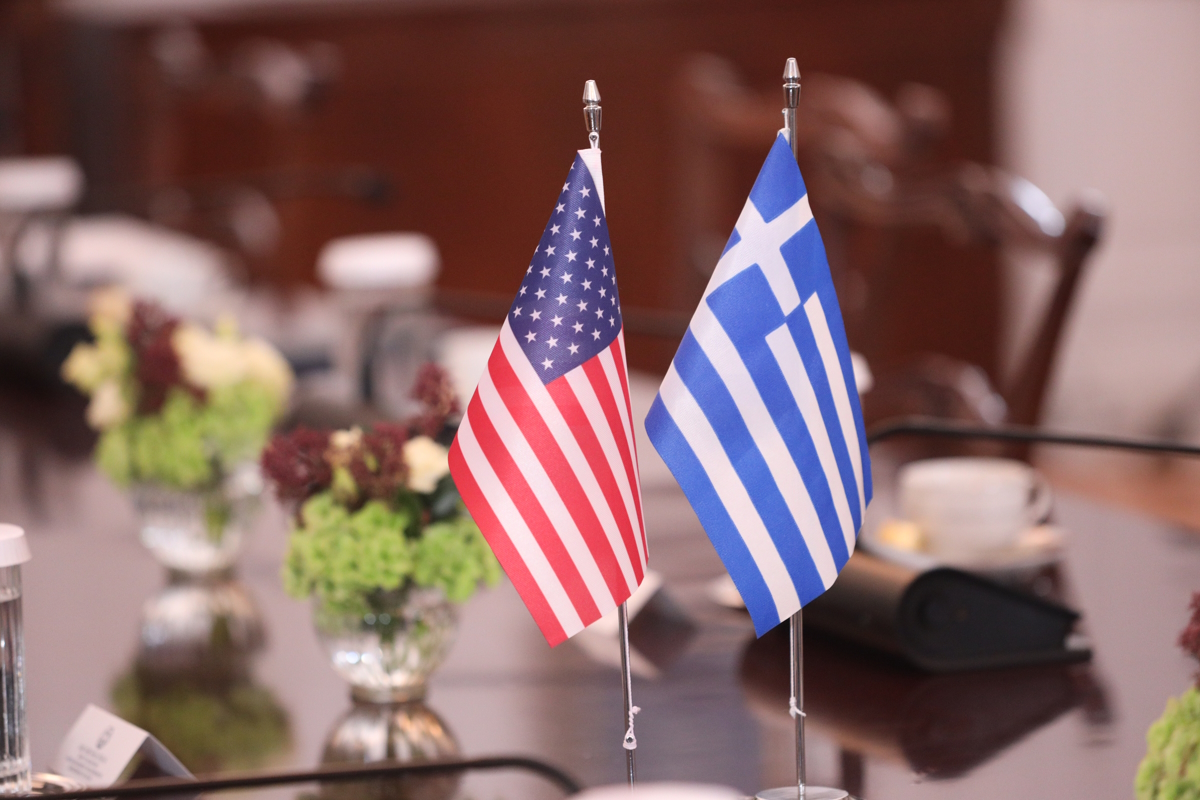 Ο πρωθυπουργός, Κυριάκος Μητσοτάκης με τον υπουργό Εσωτερικών των ΗΠΑ, Doug Burgum, τον Αμερικανό υπουργό Ενέργειας, Chris Wright και την πρέσβη των ΗΠΑ, Κίμπερλι Γκιλφόιλ στο Μέγαρο Μαξίμου