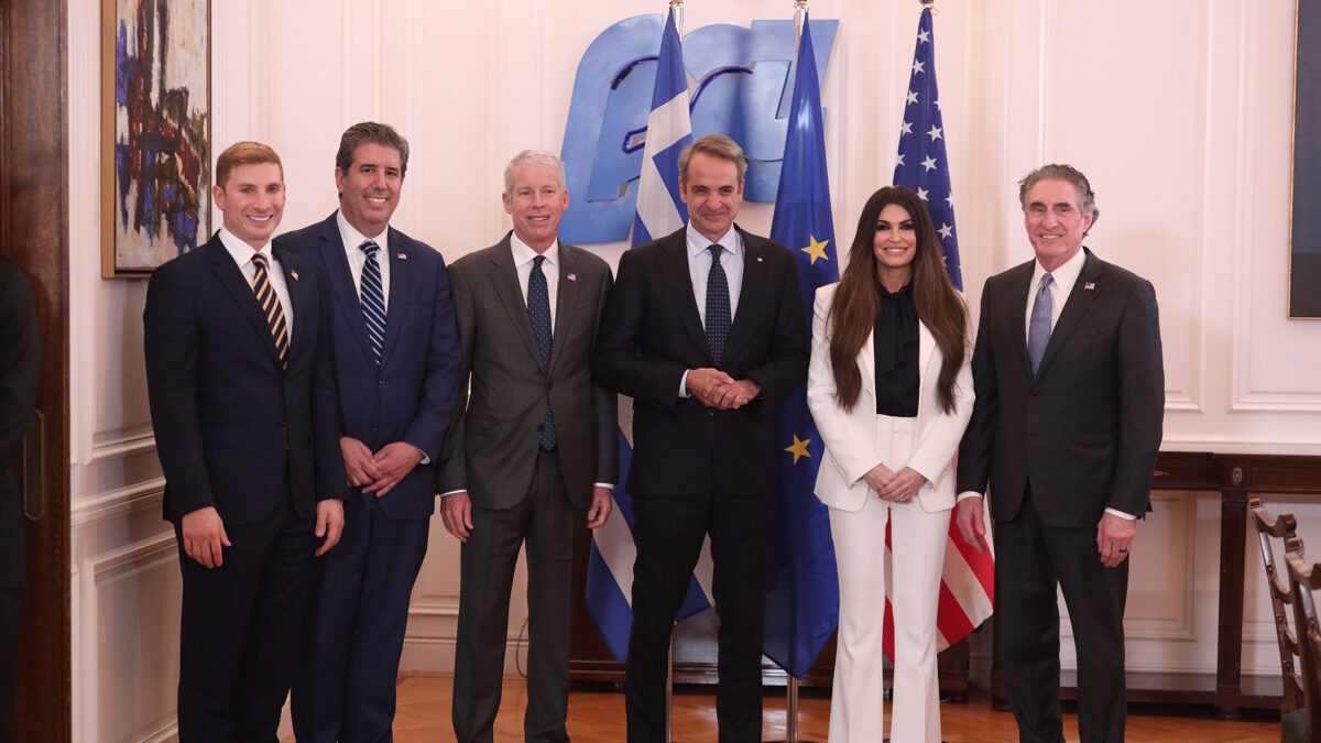 Ο πρωθυπουργός, Κυριάκος Μητσοτάκης με τον υπουργό Εσωτερικών των ΗΠΑ, Doug Burgum, τον Αμερικανό υπουργό Ενέργειας, Chris Wright και την πρέσβη των ΗΠΑ, Κίμπερλι Γκιλφόιλ στο Μέγαρο Μαξίμου