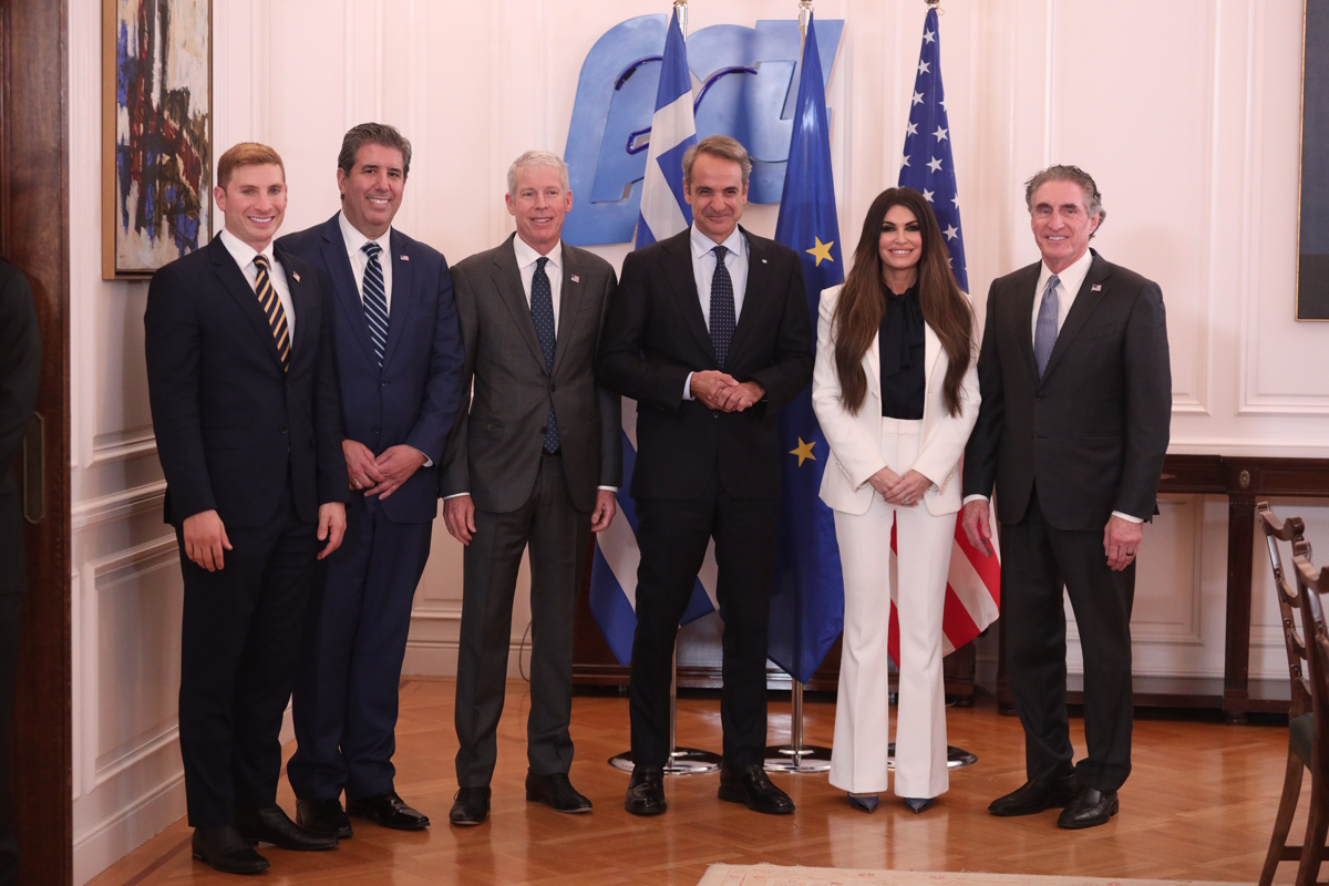 Ο πρωθυπουργός, Κυριάκος Μητσοτάκης με τον υπουργό Εσωτερικών των ΗΠΑ, Doug Burgum, τον Αμερικανό υπουργό Ενέργειας, Chris Wright και την πρέσβη των ΗΠΑ, Κίμπερλι Γκιλφόιλ στο Μέγαρο Μαξίμου