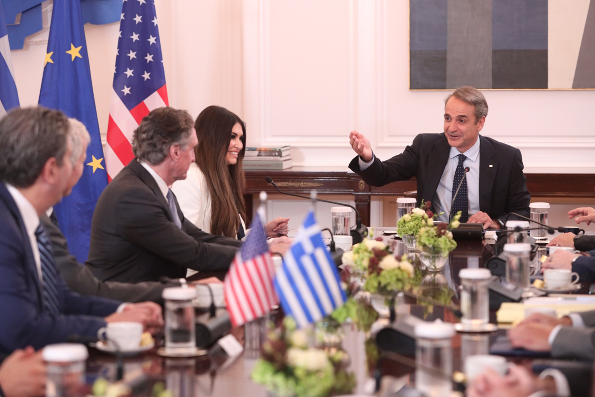 Ο πρωθυπουργός, Κυριάκος Μητσοτάκης με τον υπουργό Εσωτερικών των ΗΠΑ, Doug Burgum, τον Αμερικανό υπουργό Ενέργειας, Chris Wright και την πρέσβη των ΗΠΑ, Κίμπερλι Γκιλφόιλ στο Μέγαρο Μαξίμου