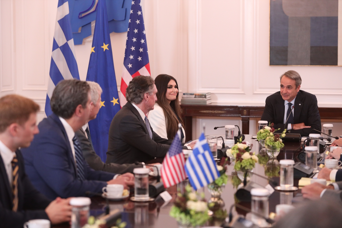 Ο πρωθυπουργός, Κυριάκος Μητσοτάκης με τον υπουργό Εσωτερικών των ΗΠΑ, Doug Burgum, τον Αμερικανό υπουργό Ενέργειας, Chris Wright και την πρέσβη των ΗΠΑ, Κίμπερλι Γκιλφόιλ στο Μέγαρο Μαξίμου