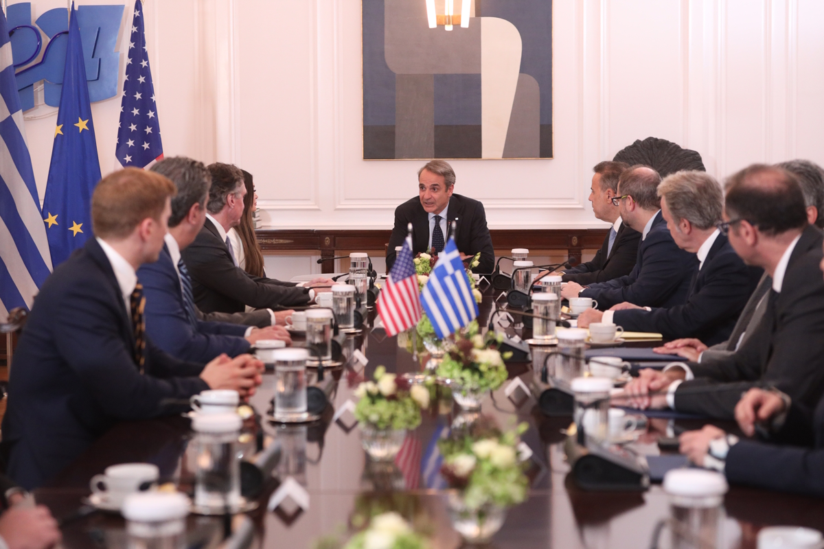 Ο πρωθυπουργός, Κυριάκος Μητσοτάκης με τον υπουργό Εσωτερικών των ΗΠΑ, Doug Burgum, τον Αμερικανό υπουργό Ενέργειας, Chris Wright και την πρέσβη των ΗΠΑ, Κίμπερλι Γκιλφόιλ στο Μέγαρο Μαξίμου