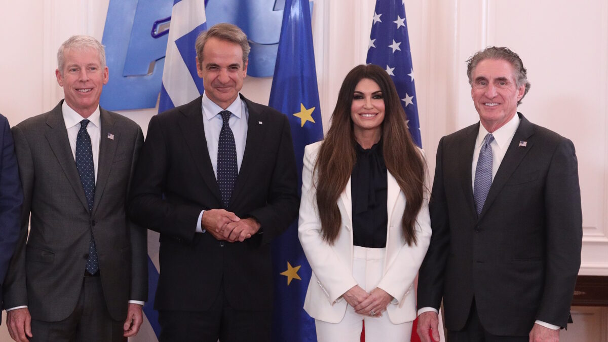 Ο πρωθυπουργός, Κυριάκος Μητσοτάκης με τον υπουργό Εσωτερικών των ΗΠΑ, Doug Burgum, τον Αμερικανό υπουργό Ενέργειας, Chris Wright και την πρέσβη των ΗΠΑ, Κίμπερλι Γκιλφόιλ στο Μέγαρο Μαξίμου