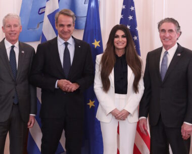 Ο πρωθυπουργός, Κυριάκος Μητσοτάκης με τον υπουργό Εσωτερικών των ΗΠΑ, Doug Burgum, τον Αμερικανό υπουργό Ενέργειας, Chris Wright και την πρέσβη των ΗΠΑ, Κίμπερλι Γκιλφόιλ στο Μέγαρο Μαξίμου