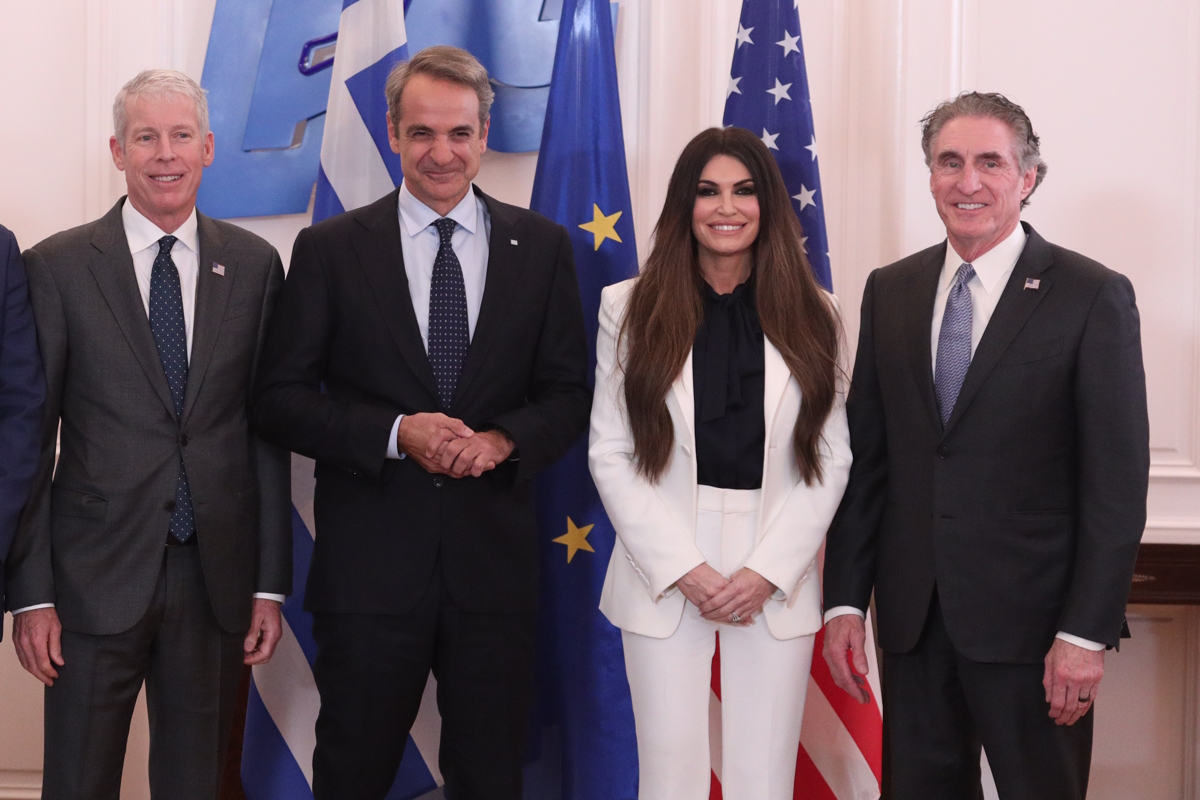 Ο πρωθυπουργός, Κυριάκος Μητσοτάκης με τον υπουργό Εσωτερικών των ΗΠΑ, Doug Burgum, τον Αμερικανό υπουργό Ενέργειας, Chris Wright και την πρέσβη των ΗΠΑ, Κίμπερλι Γκιλφόιλ στο Μέγαρο Μαξίμου