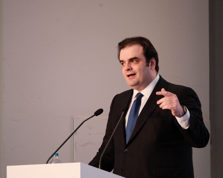 Πιερρακάκης: Στον πυρήνα της πολιτικής μας είναι η αφαίρεση εμποδίων για τις οικογένειες και τους νέους