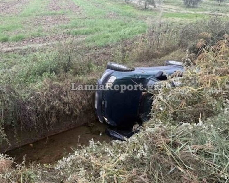 Λαμία: Φορτηγό συγκρούστηκε με αυτοκίνητο και το έριξε μέσα σε χαντάκι – Σε σοβαρή κατάσταση η οδηγός και το σκυλάκι της