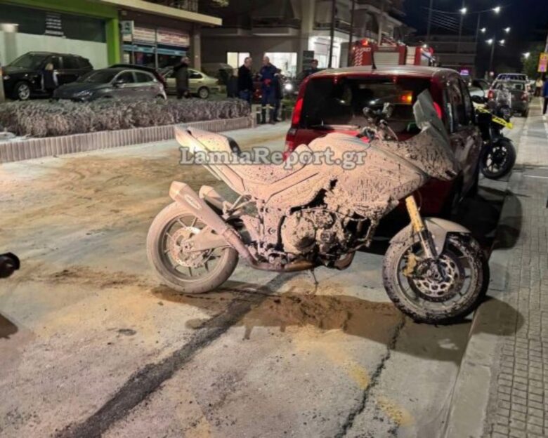 Λαμία: Οδηγός μηχανής, προσπάθησε να αποφύγει πεζή και τράκαρε σε παρκαρισμένο αυτοκίνητο – Πήρε φωτιά το δίκυκλο όχημα