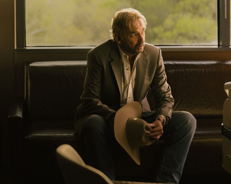 Cosmote TV: Διαθέσιμες οι νέες σεζόν των Landman, Detective Ricciardi και Blue Lights