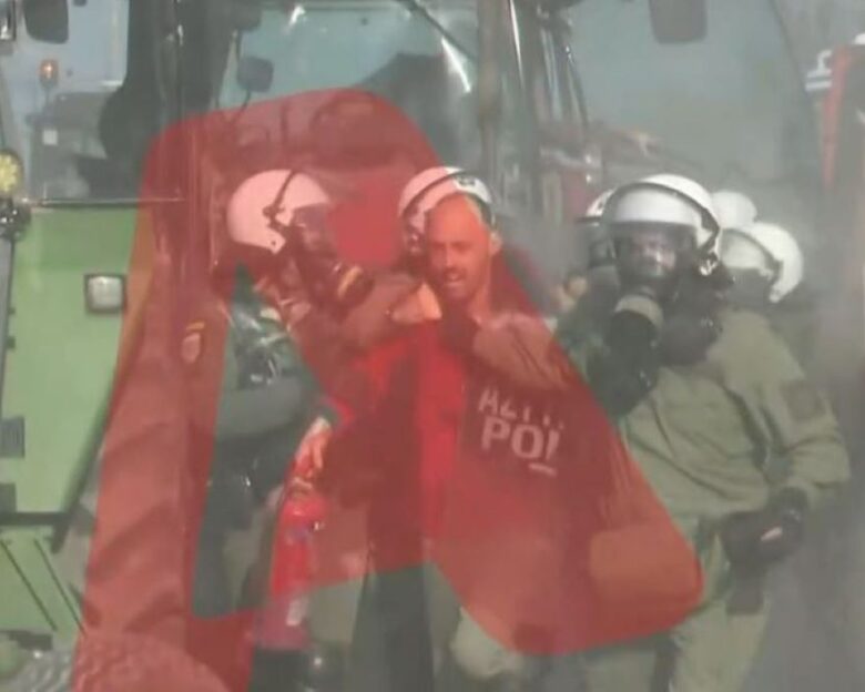 Λάρισα: Ένταση στο μπλόκο των αγροτών- Προσπάθησαν να «τουμπάρουν» όχημα της ΕΛ.ΑΣ