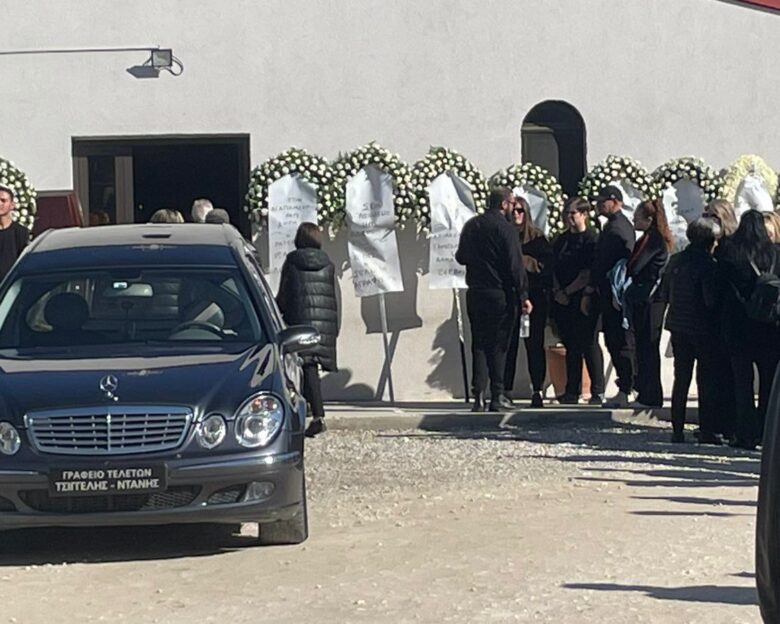 Λάρισα: Σε κλίμα βαθιάς οδύνης το τελευταίο αντίο στην 49χρονη που σκοτώθηκε στον φούρνο