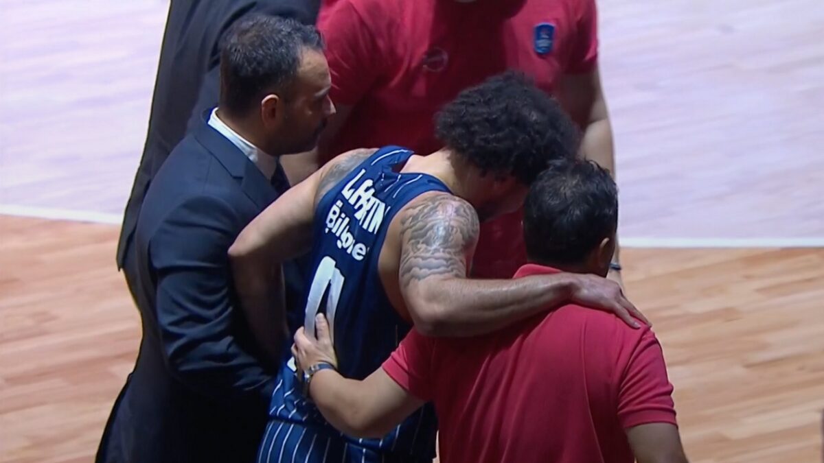 Ο Σέιν Λάρκιν τραυματίστηκε και αποχώρησε υποβασταζόμενος από το Εφές Αναντολού – Μπάγερν Μονάχου