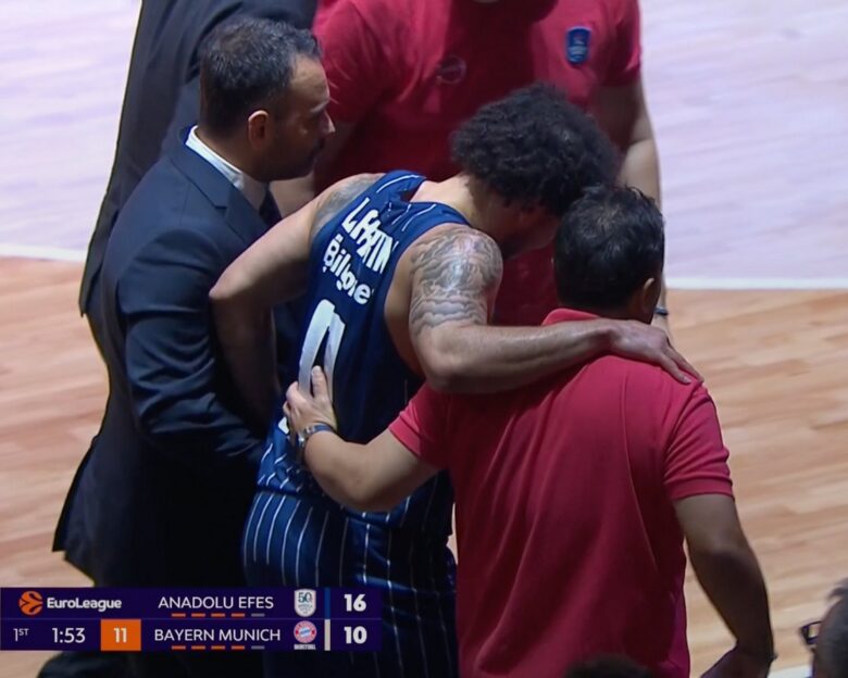 Ο Σέιν Λάρκιν τραυματίστηκε και αποχώρησε υποβασταζόμενος από το Εφές Αναντολού – Μπάγερν Μονάχου