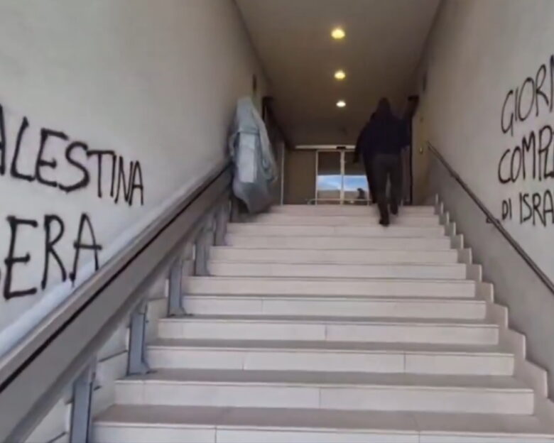 Ιταλία: Διαδηλωτές «μπούκαραν» στα γραφεία της La Stampa- Πέταξαν κάτω βιβλία και έγραψαν συνθήματα σε τοίχους