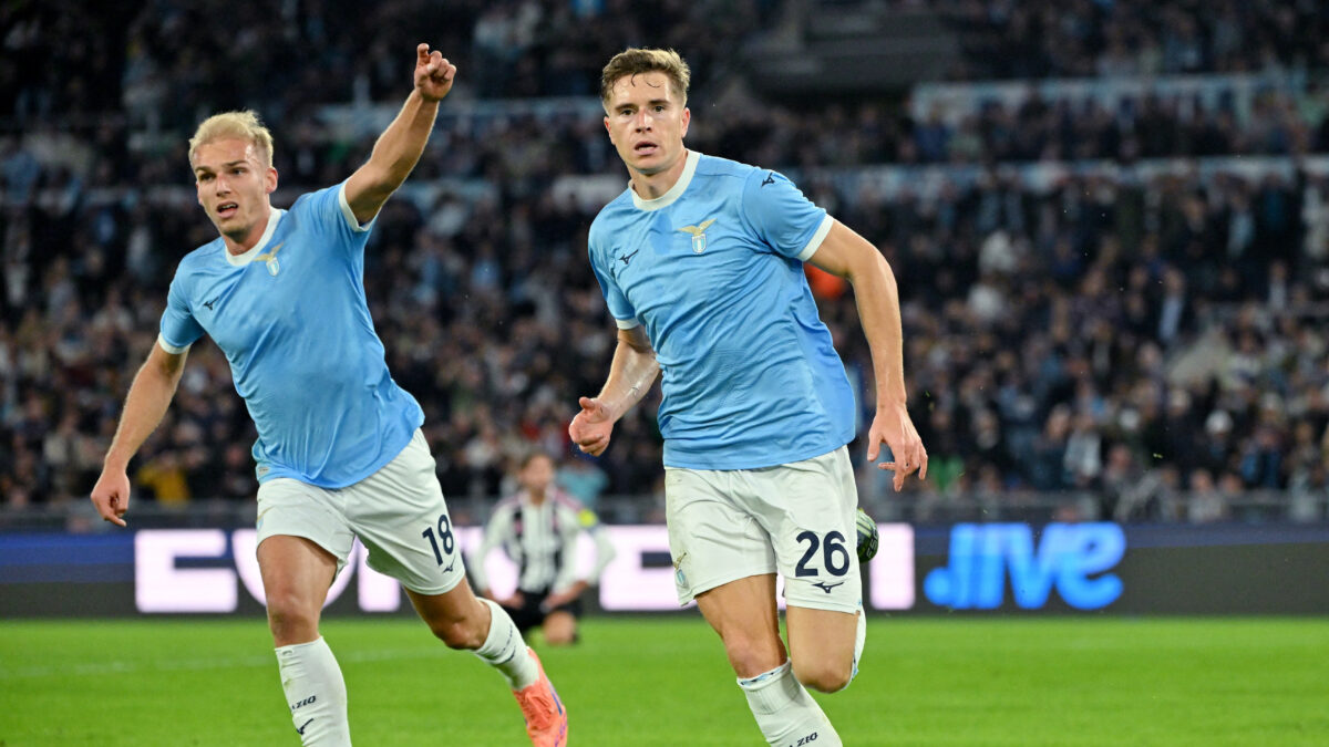 Οι παίκτες της Λάτσιο πανηγυρίζουν στον αγωνιστικό χώρο