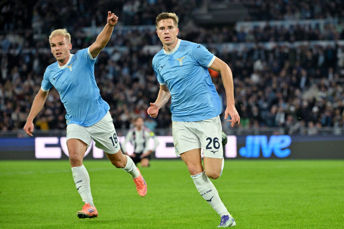 Οι παίκτες της Λάτσιο πανηγυρίζουν στον αγωνιστικό χώρο