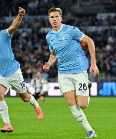 Οι παίκτες της Λάτσιο πανηγυρίζουν στον αγωνιστικό χώρο