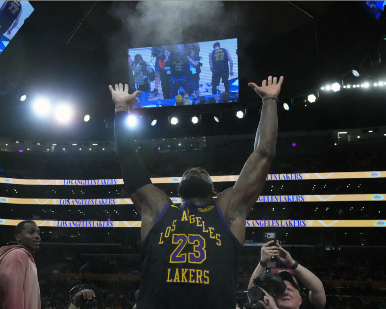 Ο Λεμπρόν Τζέιμς έγραψε ιστορία στο NBA: Το θρυλικό ρεκόρ και η σαρωτική επανεμφάνιση με τους Λέικερς