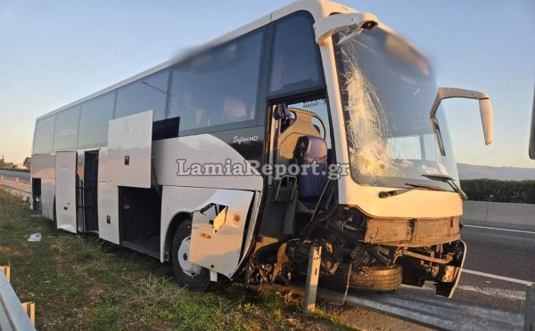 Τροχαίο με τουριστικό λεωφορείο στην Αθηνών - Λαμίας