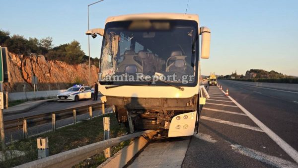 Τροχαίο με τουριστικό λεωφορείο στην Αθηνών - Λαμίας