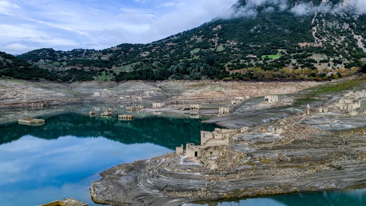 Υποχώρηση της στάθμης της λίμνης του φράγματος του Μόρνου