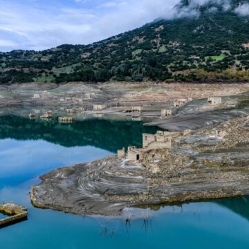 Υποχώρηση της στάθμης της λίμνης του φράγματος του Μόρνου