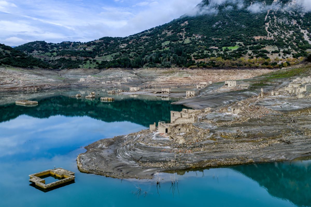 Υποχώρηση της στάθμης της λίμνης του φράγματος του Μόρνου