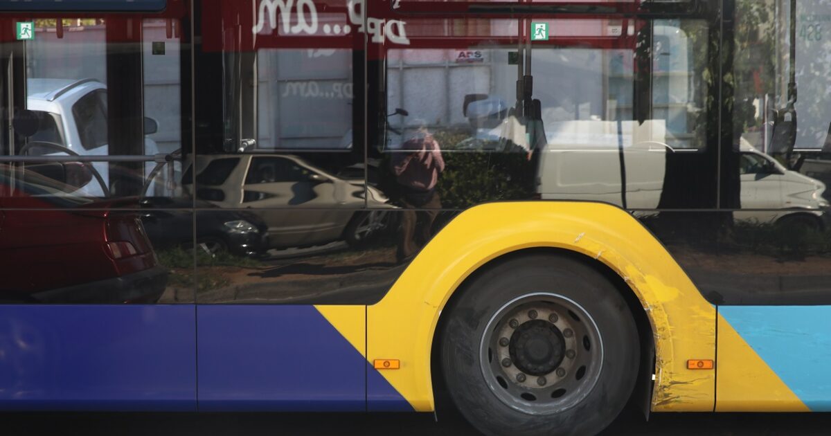 The moment city bus started spewing smoke – Passengers got out in panic