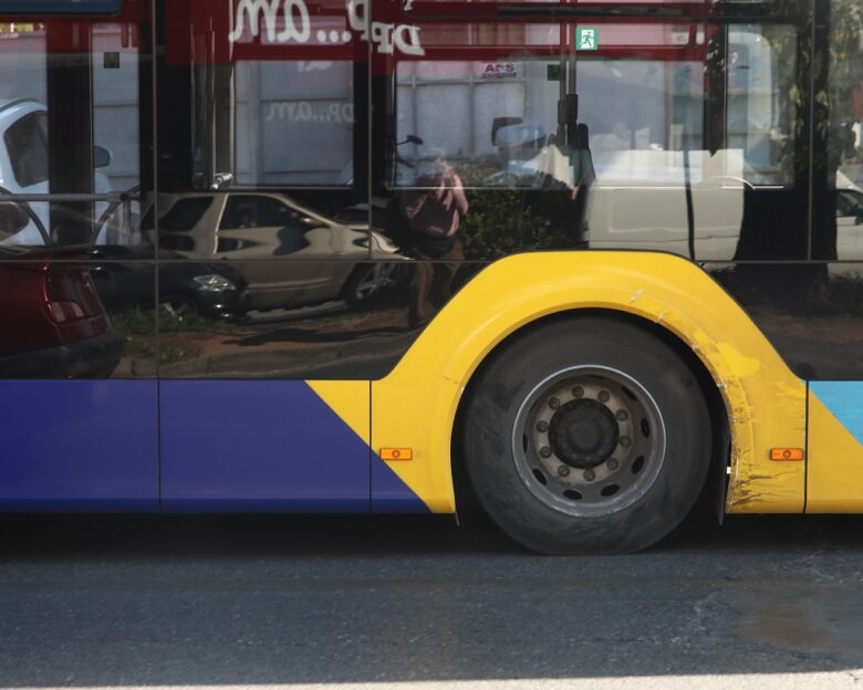 Η στιγμή που αστικό λεωφορείο άρχισε να βγάζει καπνούς – Οι επιβάτες βγήκαν έξω πανικόβλητοι