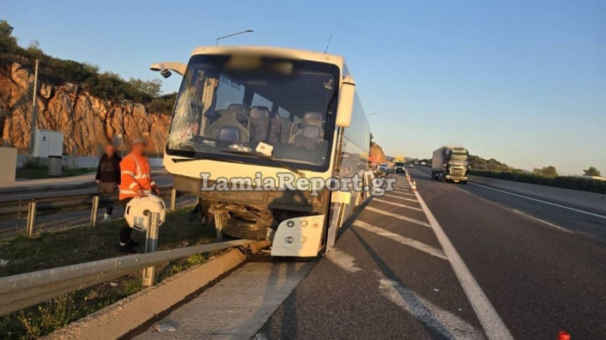 Τροχαίο με τουριστικό λεωφορείο στην Αθηνών - Λαμίας