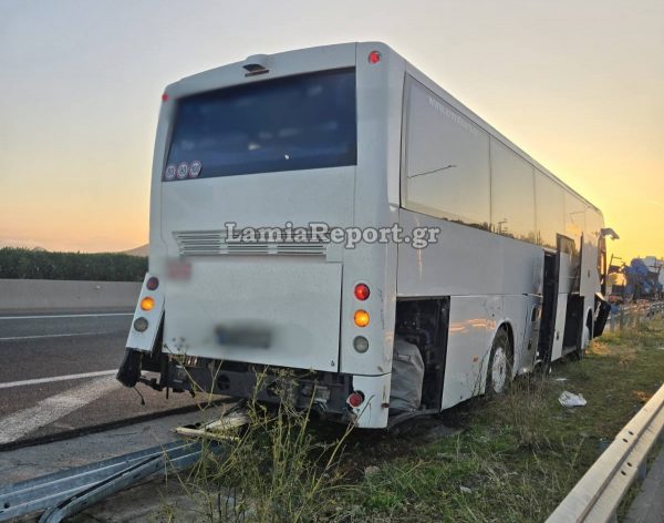 Το τουριστικό λεωφορείο υπέστη μεγάλες ζημιές