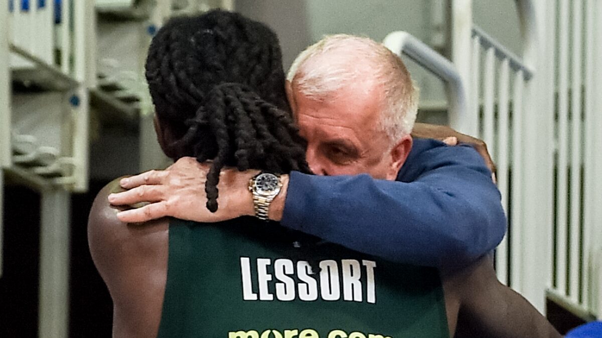 Ο Λεσόρ αγκαλιά με τον Ομπράντοβιτς (EUROKINISSI)