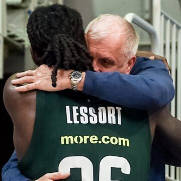 Ο Λεσόρ αγκαλιά με τον Ομπράντοβιτς (EUROKINISSI)