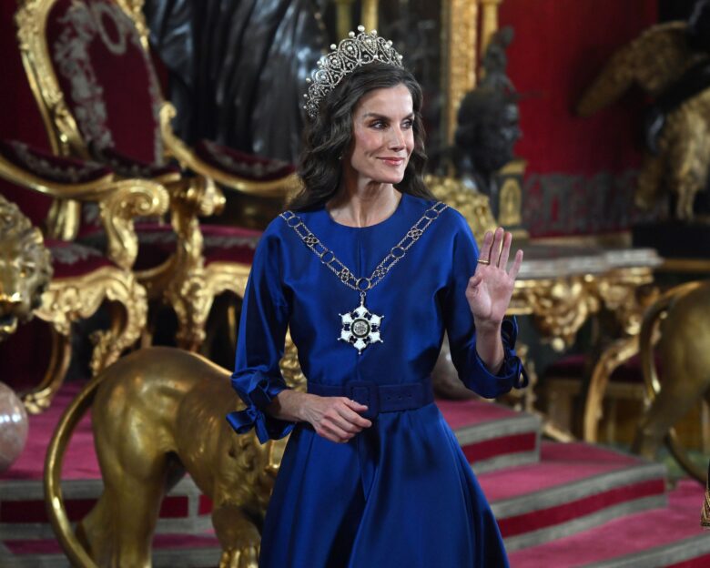 Ισπανία: Η βασίλισσα Λετίθια αντέγραψε την Κέιτ Μίντλετον – Με τιάρα και κυματιστά μαλλιά