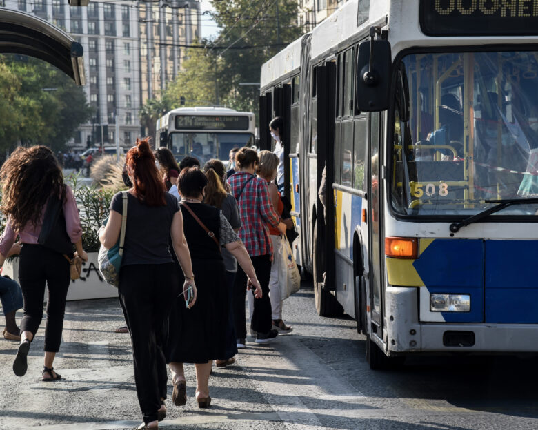 «Καπνός» έγιναν πάνω από 500.000 δρομολόγια λεωφορείων μέσα στο 2024: Το 87,3% από αυτά λόγω έλλειψης οδηγών