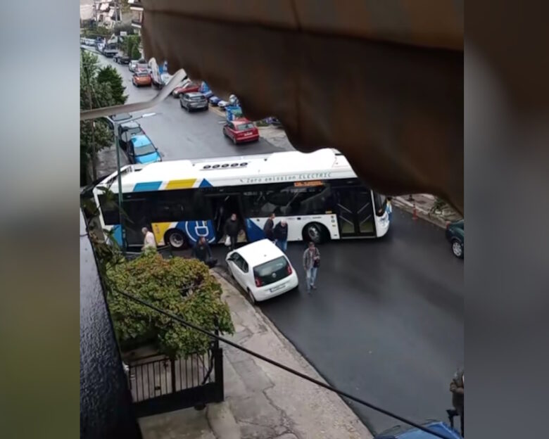 Λεωφορείο «εγκλωβίστηκε» σε στροφή λόγω παρκαρισμένου αυτοκίνητου: Το «πήραν» με τα πόδια οι επιβάτες – Δείτε βίντεο