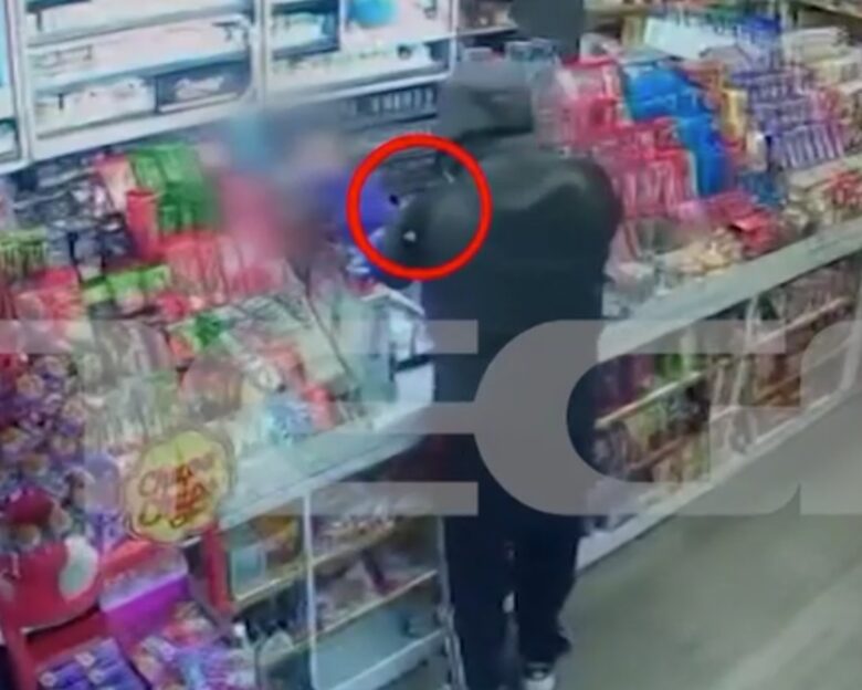 Ίλιον: Βίντεο ντοκουμέντο από ληστεία σε μίνι μάρκετ – Απείλησε εργαζόμενη με όπλο και άρπαξε τις εισπράξεις