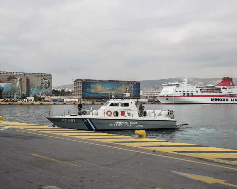 Αυτοκίνητο έπεσε στο λιμάνι του Πειραιά: Απεγκλωβίστηκε μόνος του ο 69χρονος οδηγός