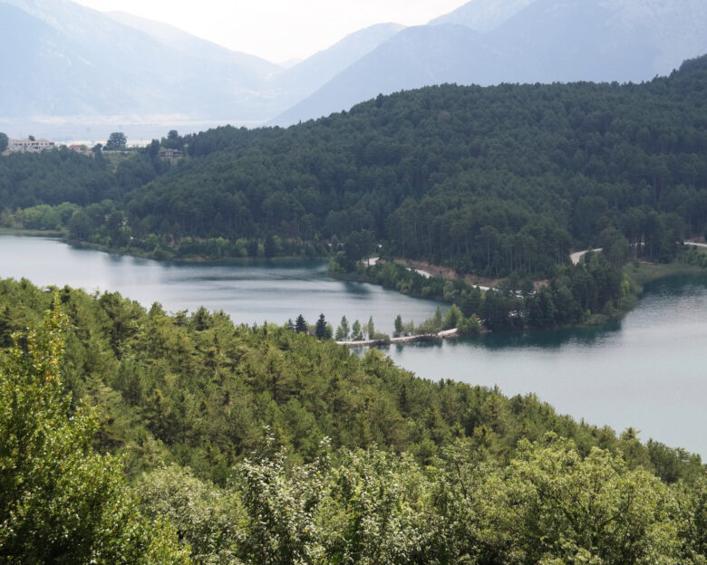 Λίμνη Δόξα: Φθινοπωρινή απόδραση στην «μικρή Ελβετία» της ορεινής Κορινθίας μόλις 3 ώρες μακριά από την Αθήνα