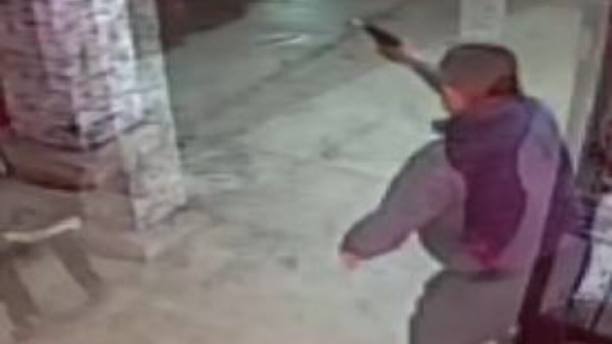 Άνδρας πυροβολεί