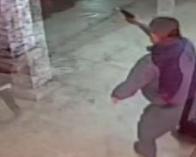 Καλιφόρνια: Μπήκαν να κλέψουν κοσμηματοπωλείο και ο ιδιοκτήτης τους πυροβόλησε και τους κυνήγησε