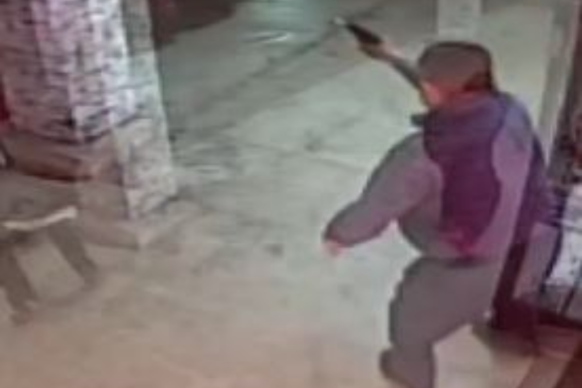 Άνδρας πυροβολεί